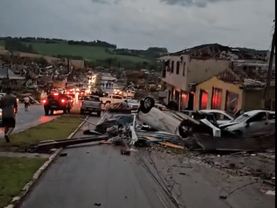 Rua destruída após passagem do ciclone no Paraná